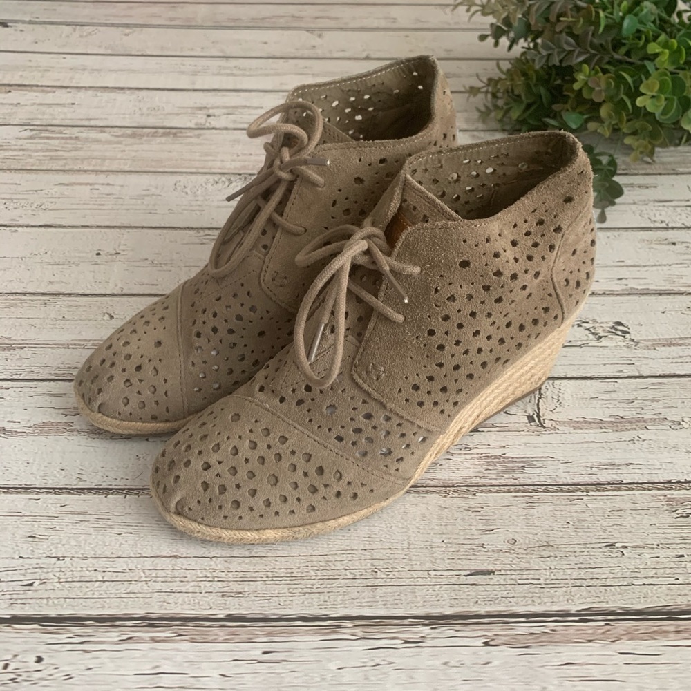 Toms Taupe Moroccan Cutout Desert Wedge size 8